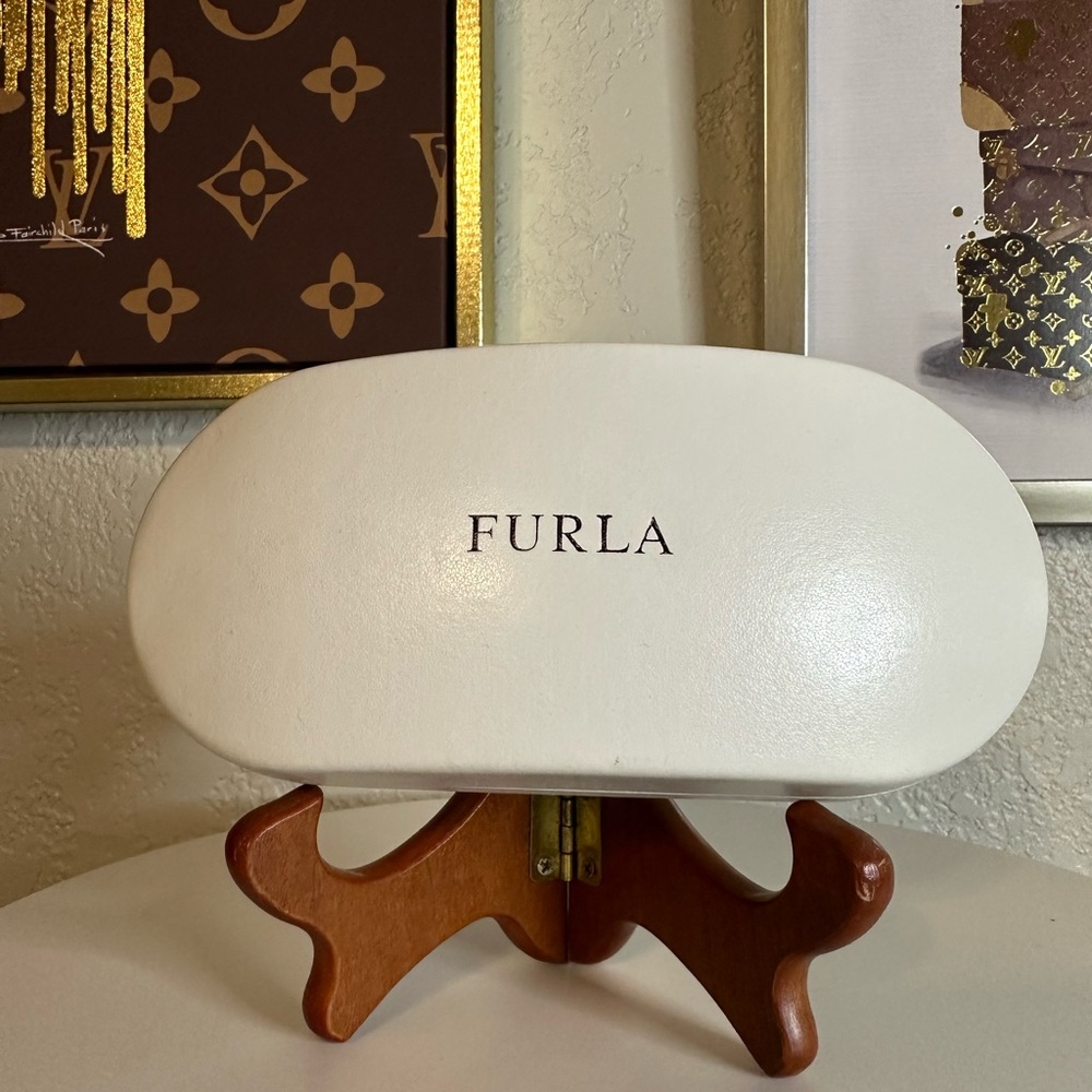 ❤️FURLA white sunglass case